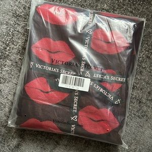 【New with Tag】Victoria's Secret Cozy Blanket 50" X 60"